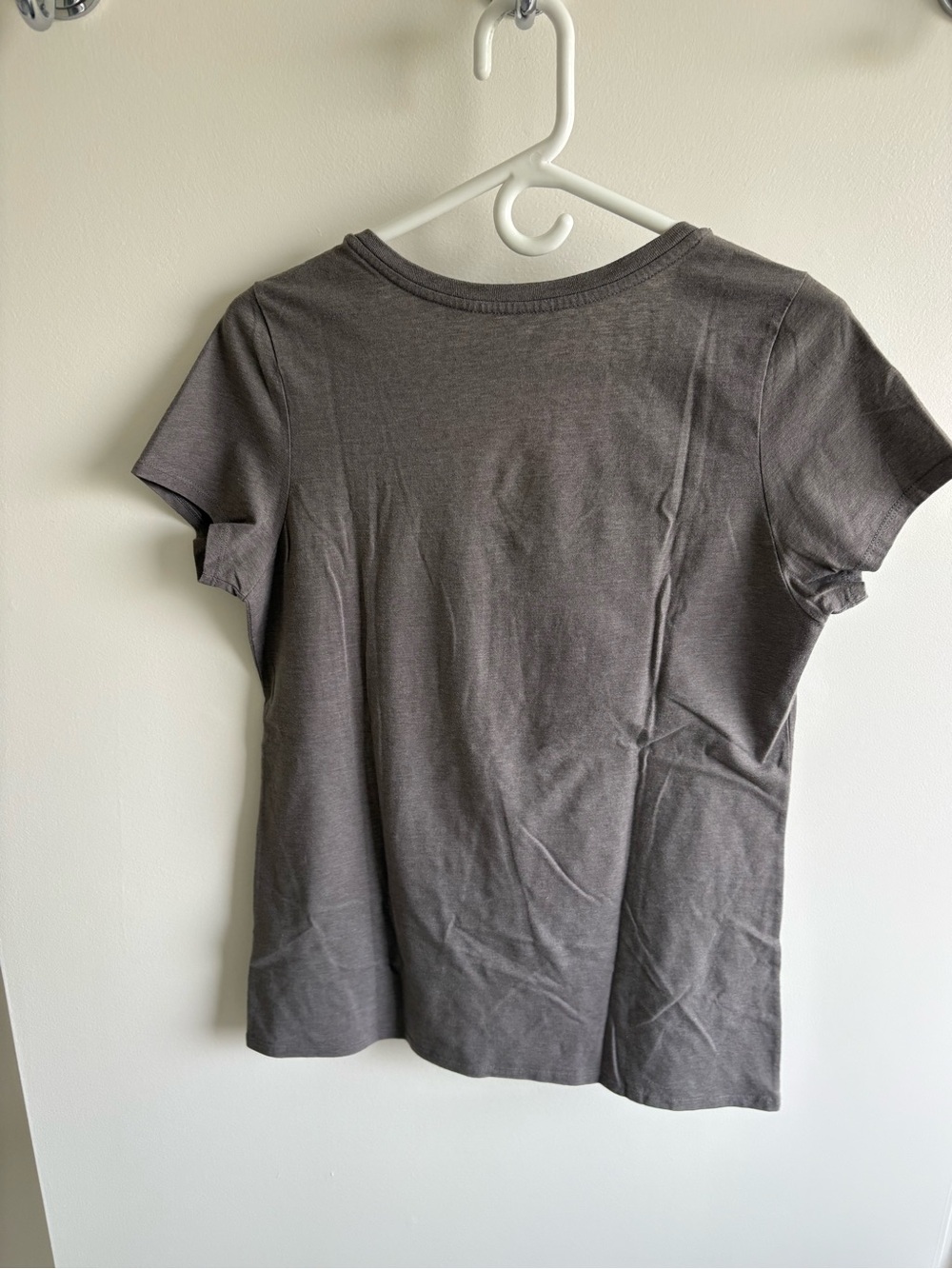 Patagonias Women’s Graphic V-Neck T-shirt - Picture 4 of 4